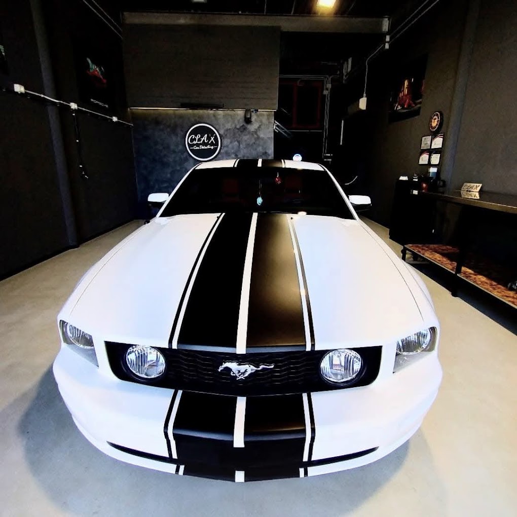 Mustang bianca nello studio Clax Car Detailing